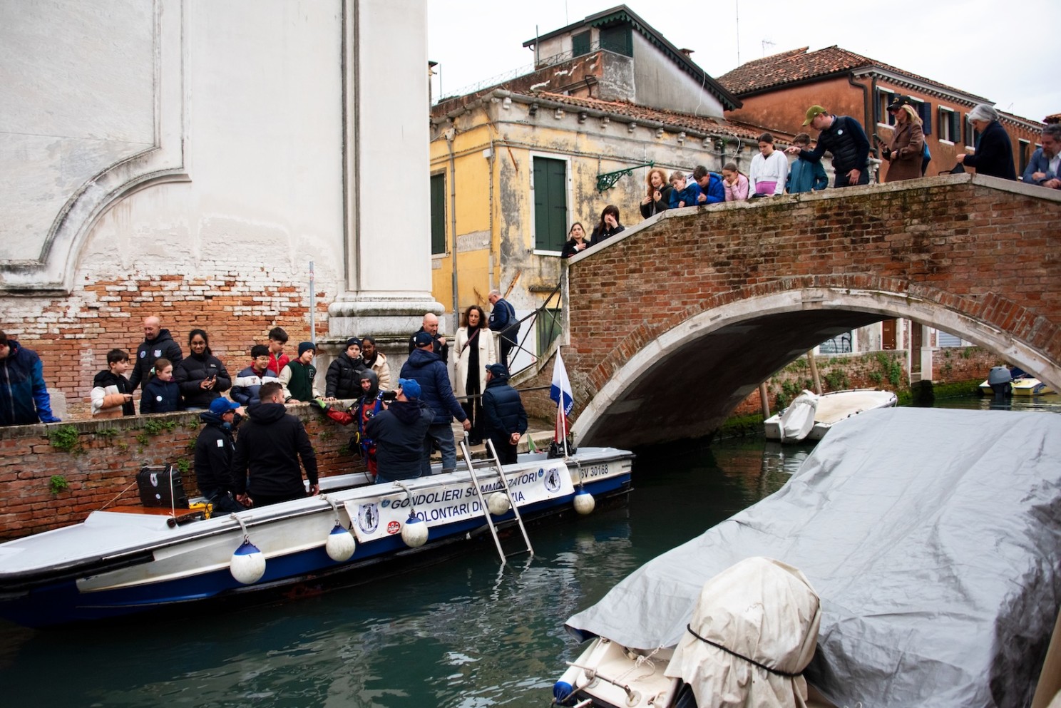 ▴ Cleaning the Venice channels, an activity coordinated by the Associazione Gondolieri Sommozzatori I  Photo by Alessandro Tretti Gastaldello.