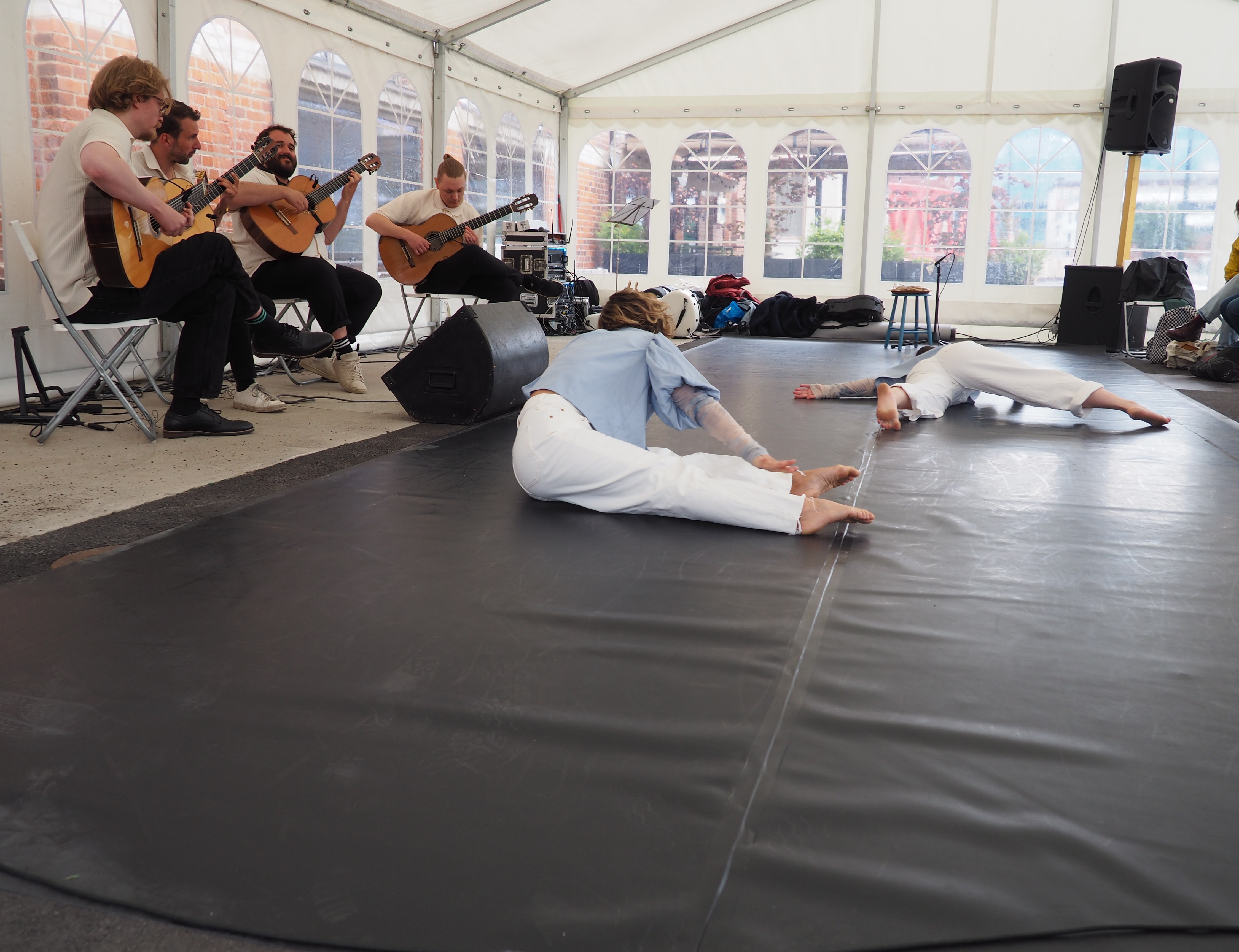 ▴ Strandfynd by the Rebell Guitar Quartet with dancers Lisa Holström and Petra Nilsson.
